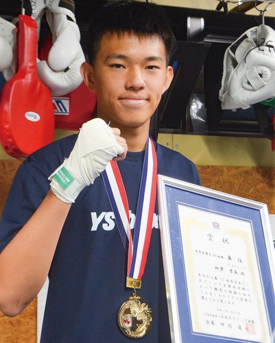 メダルと賞状を手にする柳澤さん