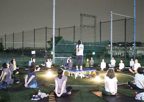 芝生の上で夜ヨガ(C)川崎フロンターレ