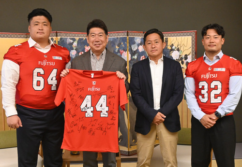 (左から)大久保選手、福田市長、山本ＨＣ、近田選手