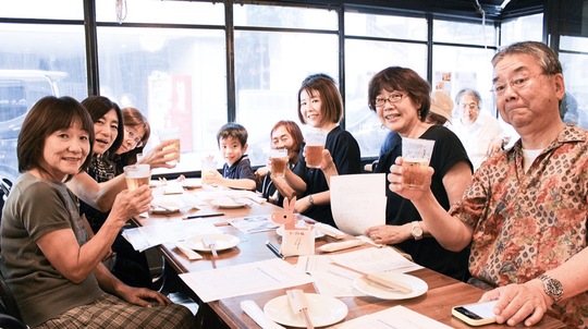 飲食しながら盛り上がる参加者ら