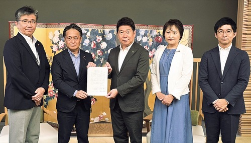 福田市長（中央）に要望書を手渡す４会派の団長