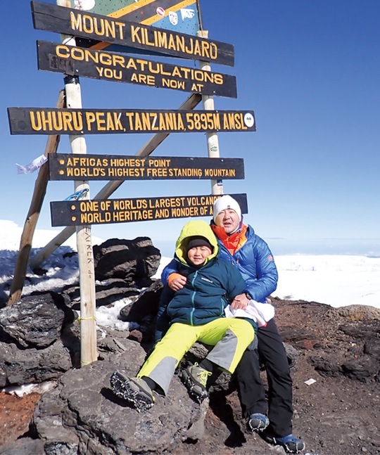 登頂した陵太郎さん（左）と父・建一郎さん