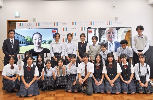 受講生らとゲイリー博士（画面右）、玉川講師（画面左）、落合隆教育長