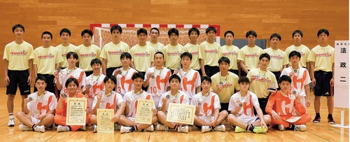 賞状とメダルを掲げるメンバー＝部提供