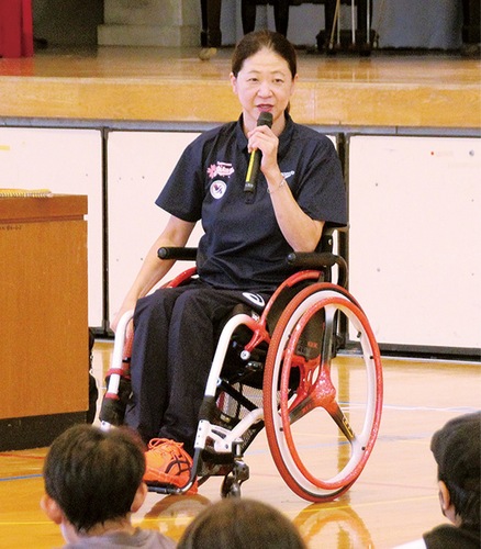 母校の生田小学校で初めて講演を行う成田さん＝２０２３年９月20日