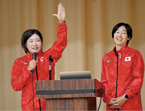 生徒たちに話す峰さん(左)、渥美さん
