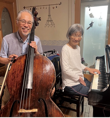 自宅のスタジオで練習する大西夫妻