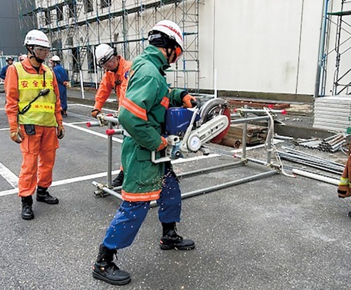 エンジンカッターで切断訓練を実施