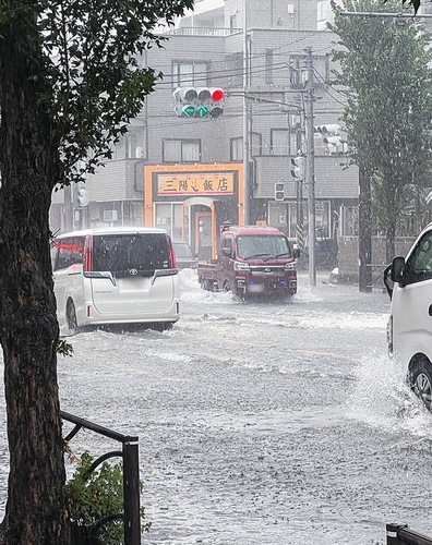 水が溢れる道路＝中原区下新城付近