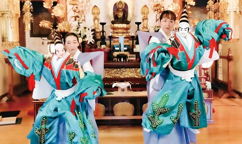 人形を操る女性演技者