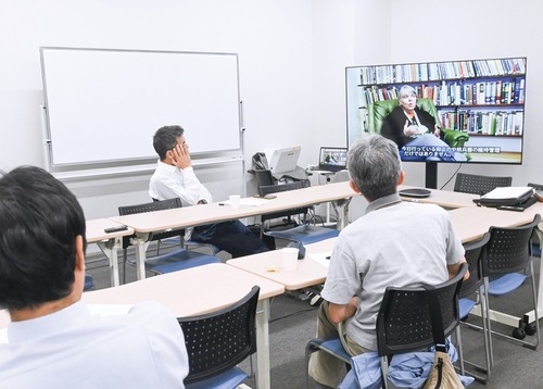 作品を鑑賞する参加者