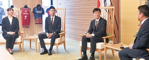 (左から)山田選手、中谷監督、中村GM、福田市長