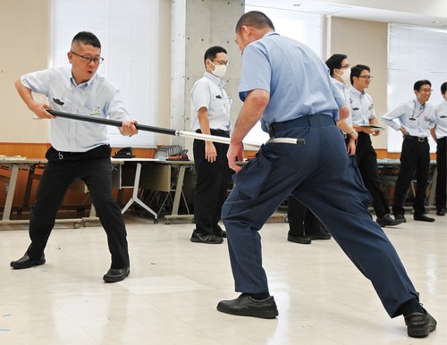 刺股を使った犯人確保訓練