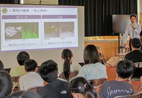 指導員の話に真剣に耳を傾ける児童