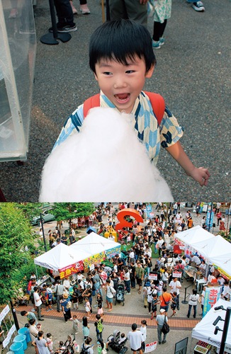 綿あめを頬張る子ども（上）と盛り上がる会場