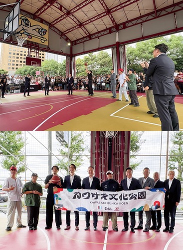 （上）投げ初め式の篠山選手（下）記念撮影＝ＤｅＮＡ提供