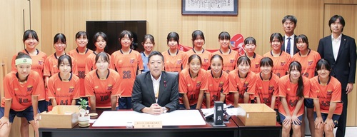 県大会に優勝し、結果報告で川崎市議会を訪問した選手ら