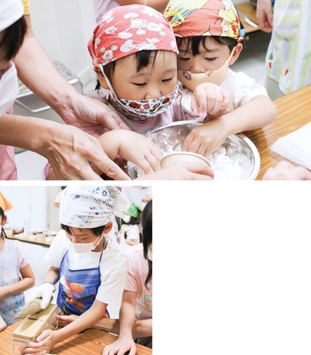 団子をこねる幼児（上）、かつお節を削る児童