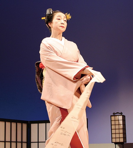 ステージで舞踊などを発表＝写真は昨年