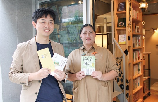 「本と触れ合って」と西さん（左）