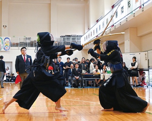 日頃の稽古の成果を発揮する剣士