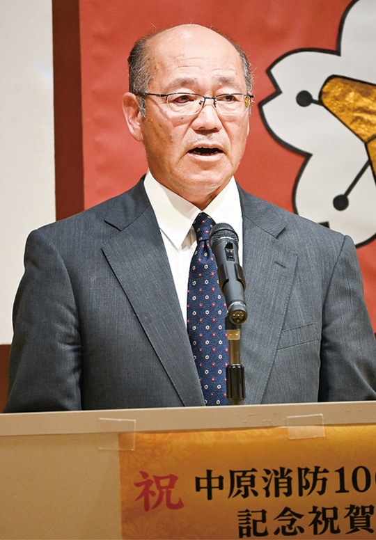 謝辞と抱負を述べる鹿島団長