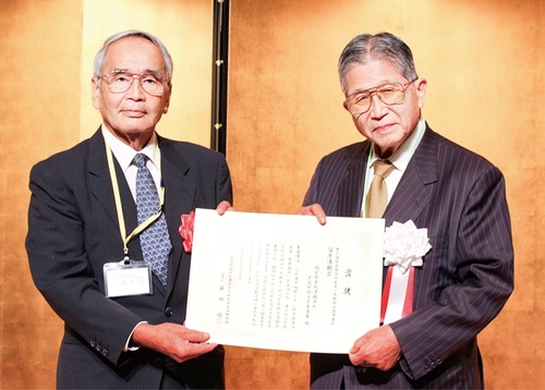 賞状を手渡す藤嶋理事長（右）