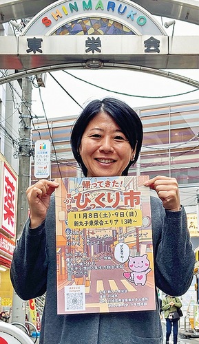 ポスターを手にする橋本会長