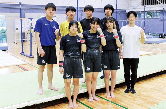 協力を呼び掛ける生徒ら