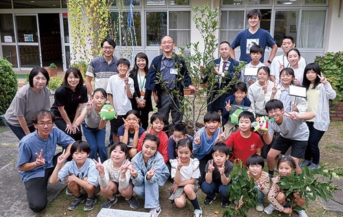 植物委員会のメンバーで植樹