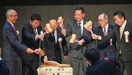 原議長を中心に行った鏡開き