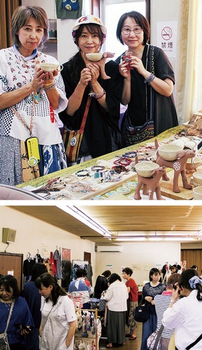 作品を持つ出展者（上）と、会場の様子＝前回