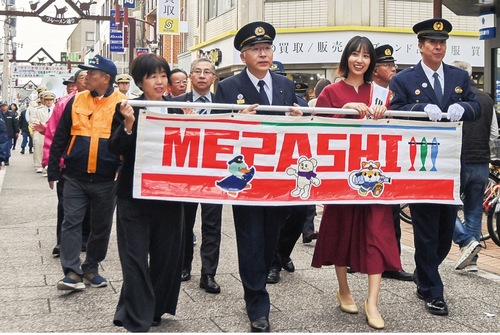 伊集院さん（右から2人目）とMEZASHIでパレード