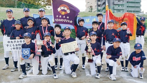 優勝したメンバーら＝主催者提供