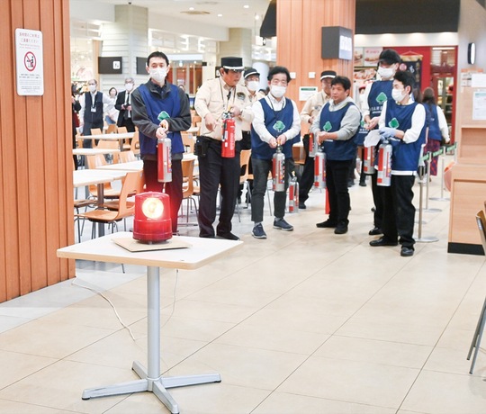 従業員が初期消火の対応を確認