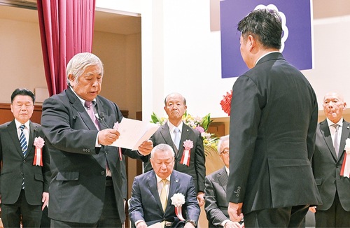 謝辞を述べる冨田さん(左)