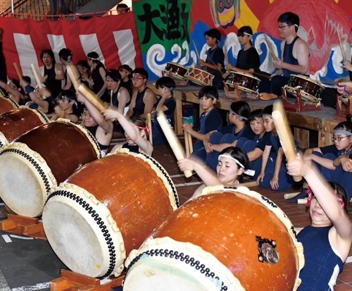 太鼓をたたくメンバー＝主催者提供