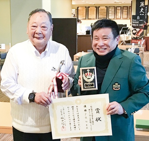 小林会長(左)と優勝した戸張さん