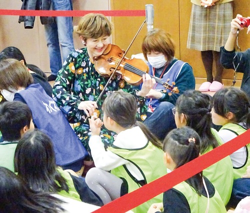 子どもたちの前で演奏する大谷さん