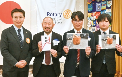 長谷山会長(左)から目録を贈呈