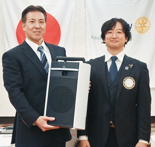 菅署長(左)へ手渡す井元会長