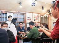 寿司づくりを体験