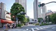 東側に駅ビル、広場を拡充