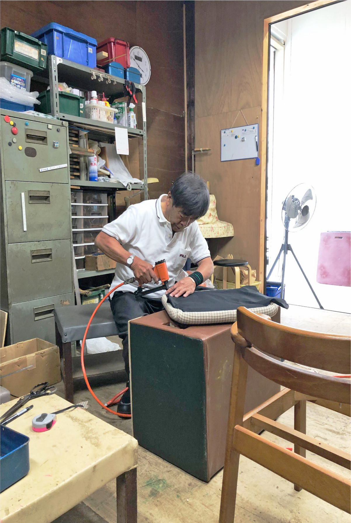 熟練職人が長年使い込んだ家具を昔のように蘇らせる