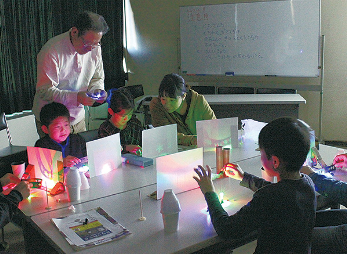 おもしろ実験クラブ 寺子屋で理科教室 小学生が光の見え方学ぶ 中原区 タウンニュース