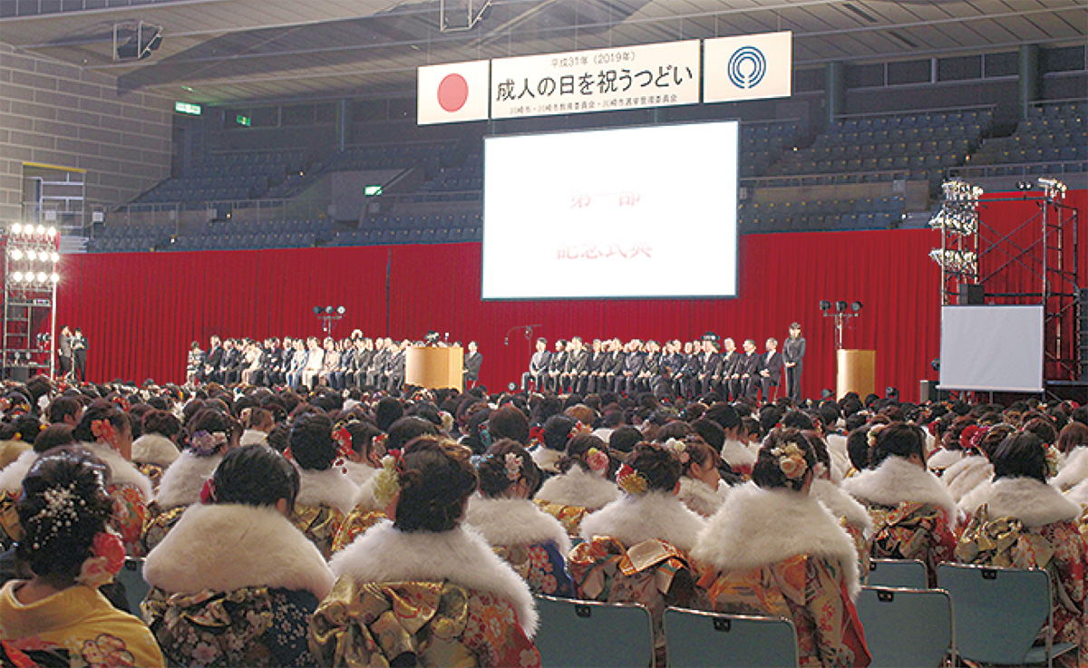 式典に参加する新成人