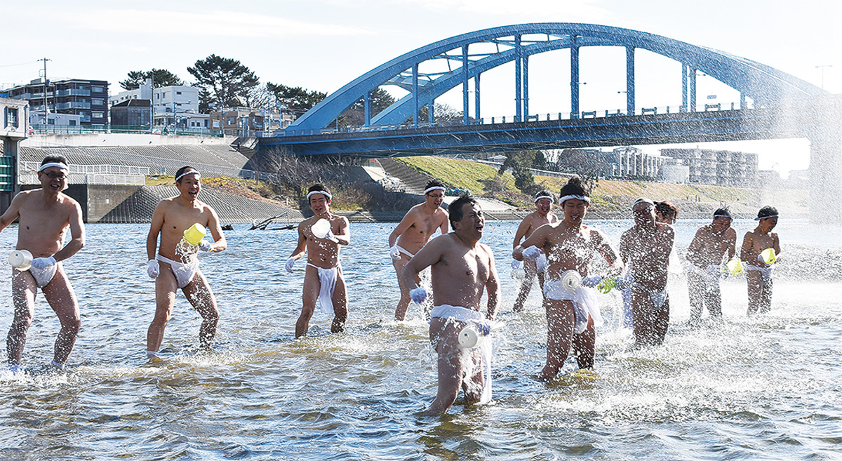 水神祭、11人が禊