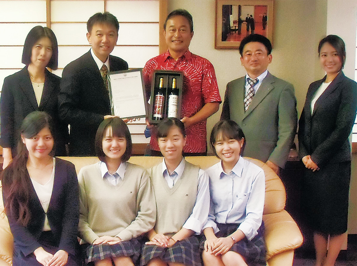 ジョン・フリッツ大使（上段中央）と瀧永さん（上段中央左）