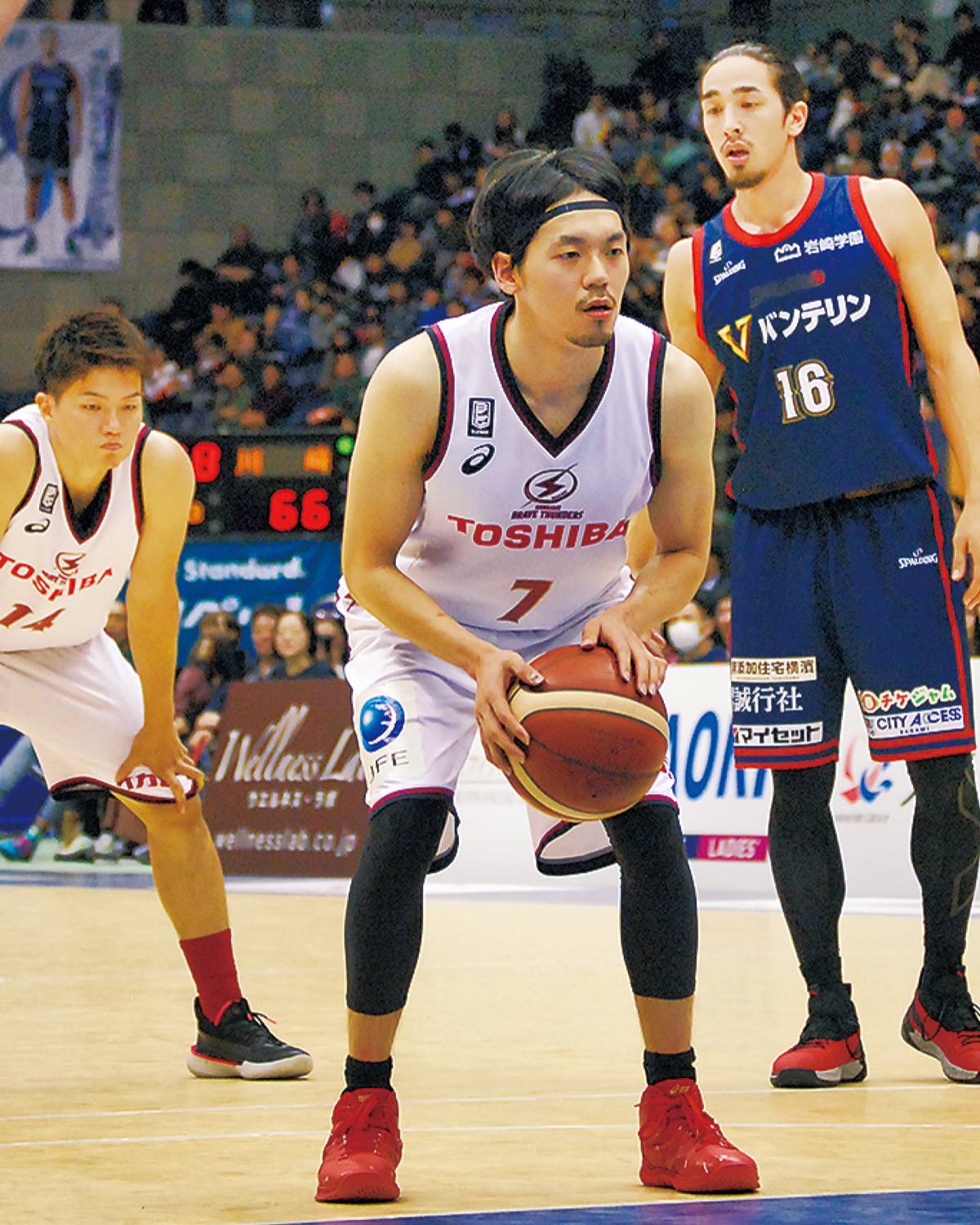 フリースローを打つ篠山選手＝16日