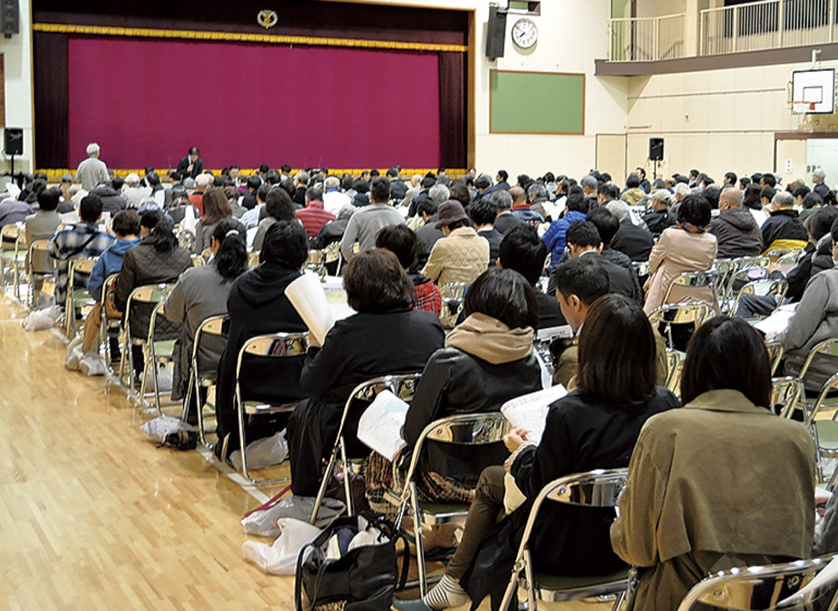 説明を聞く住民ら